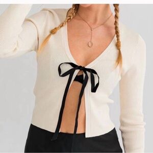 LE LIS bow cardigan in off white
Never worn, but without tags.